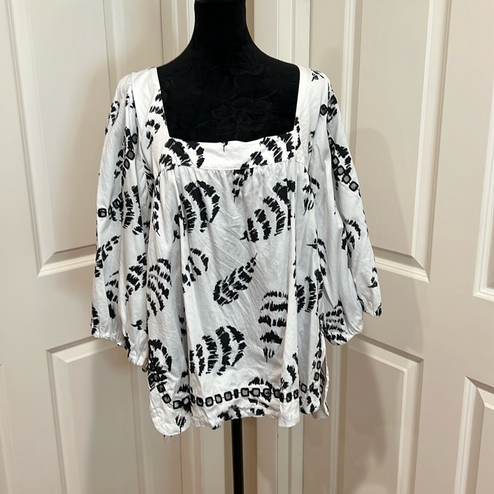 Sam and LAVI, woman’s, embroidered hem, peasant style, blouse. Size large.